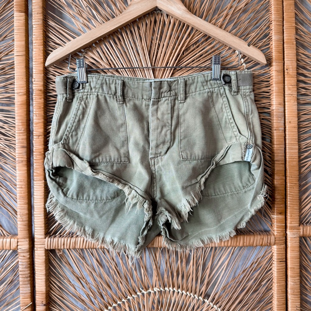 One Teaspoon Low Rise Khaki Cargo Bandit Shorts SZ 25